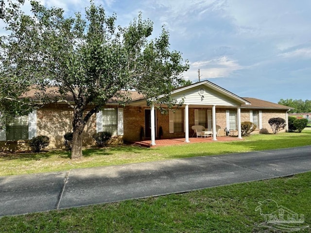 ranch-style house featuring a front yard