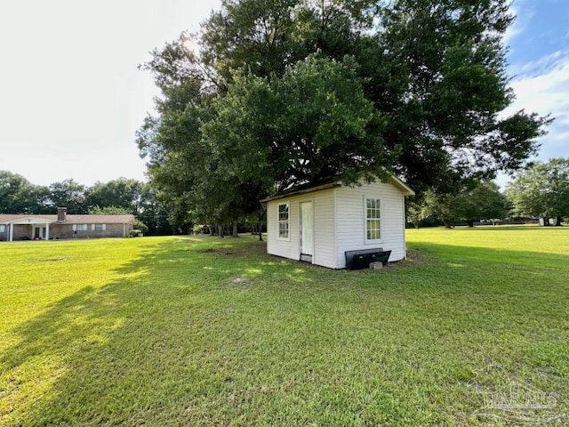 view of yard with a storage unit