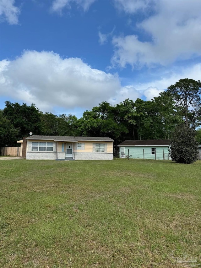 view of front facade with a front yard