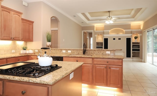 4436 Soundside Dr, Gulf Breeze, FL 32563 - kitchen featuring a sink, black gas cooktop, tasteful backsplash, a peninsula, and ceiling fan