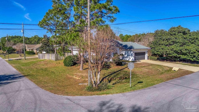 view of front of house featuring a front lawn and a garage