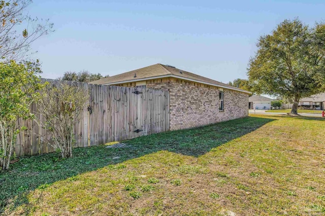 view of side of property featuring a lawn