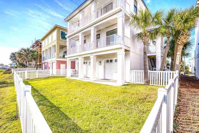 view of front of home featuring a front yard