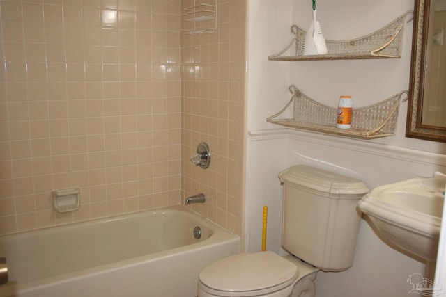 bathroom with tiled shower / bath and toilet