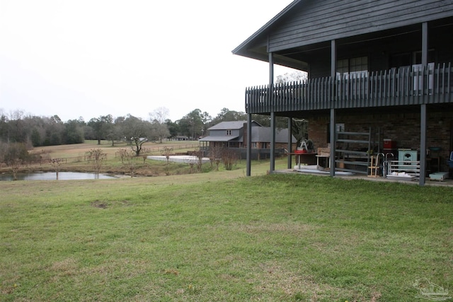 view of yard featuring a water view