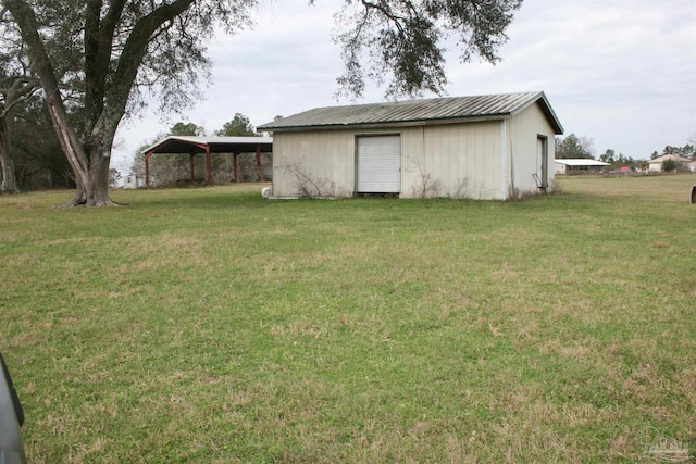 view of yard featuring an outbuilding