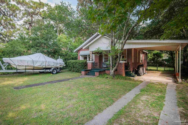 view of front of home featuring a carport and a front yard