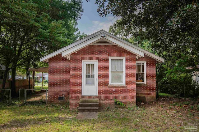 back of house featuring a yard