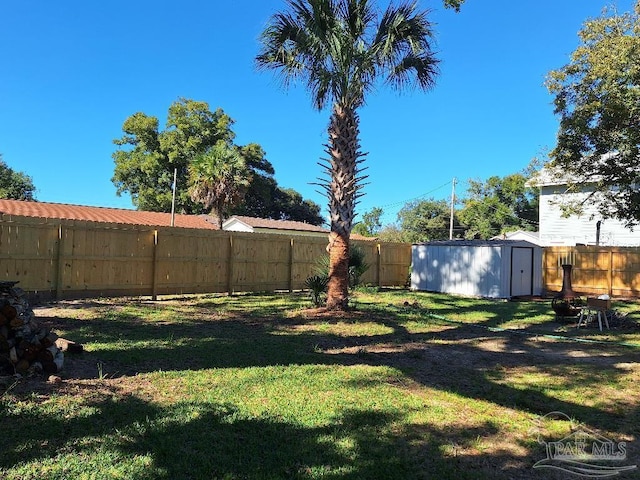 view of yard with a storage shed