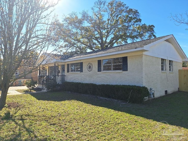 single story home with a front lawn