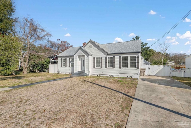 view of front facade featuring a front lawn