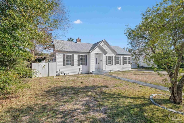 view of front facade featuring a front lawn