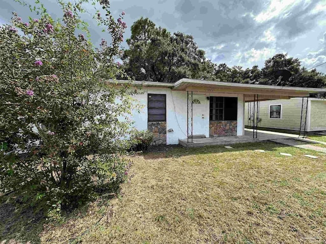 view of front of house with a front lawn