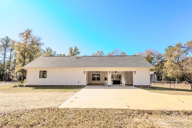 view of front of home with ceiling fan and a front lawn