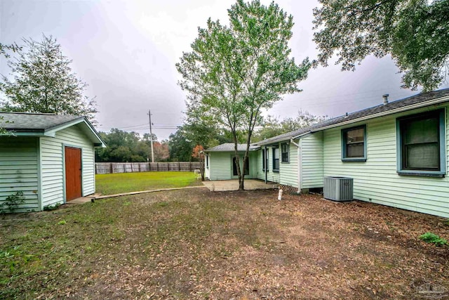 view of yard featuring cooling unit