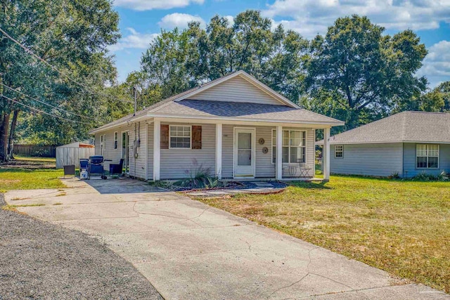 view of front of property featuring a porch and a front lawn