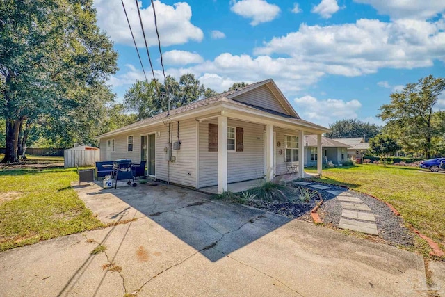 view of front of home featuring covered porch and a front lawn