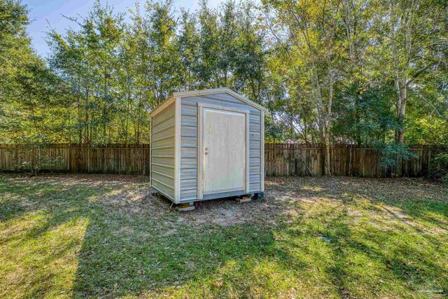 view of outdoor structure with a yard