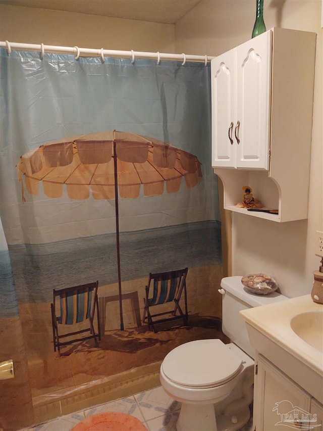 full bath with toilet, curtained shower, and vanity