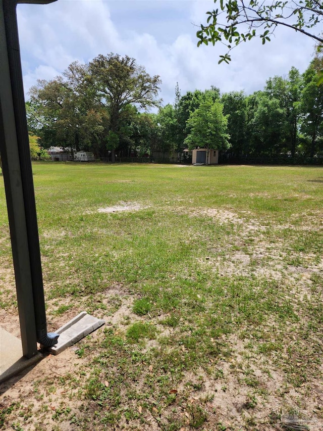 view of yard featuring a storage shed