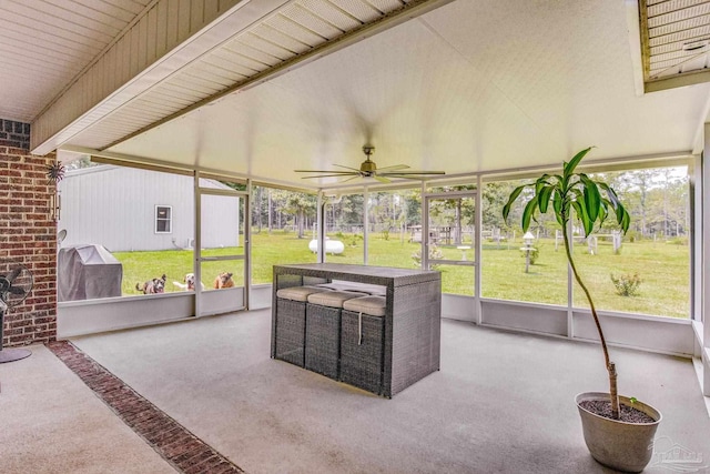 sunroom with ceiling fan