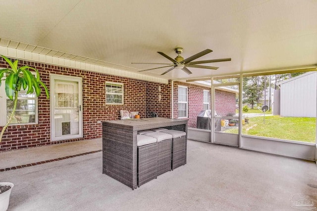 sunroom with ceiling fan