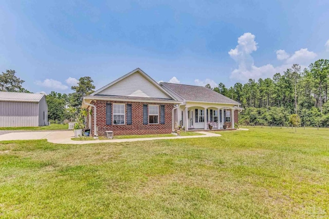 view of front of property featuring a porch and a front lawn