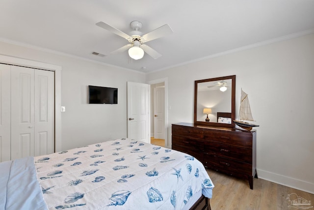 bedroom with light wood-type flooring, a closet, ceiling fan, and ornamental molding