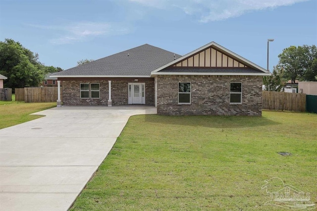 view of front facade featuring a front lawn