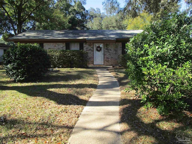 view of front of home featuring brick siding and a front lawn