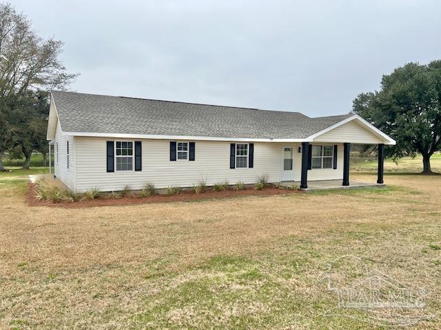 ranch-style home featuring a front lawn and a porch