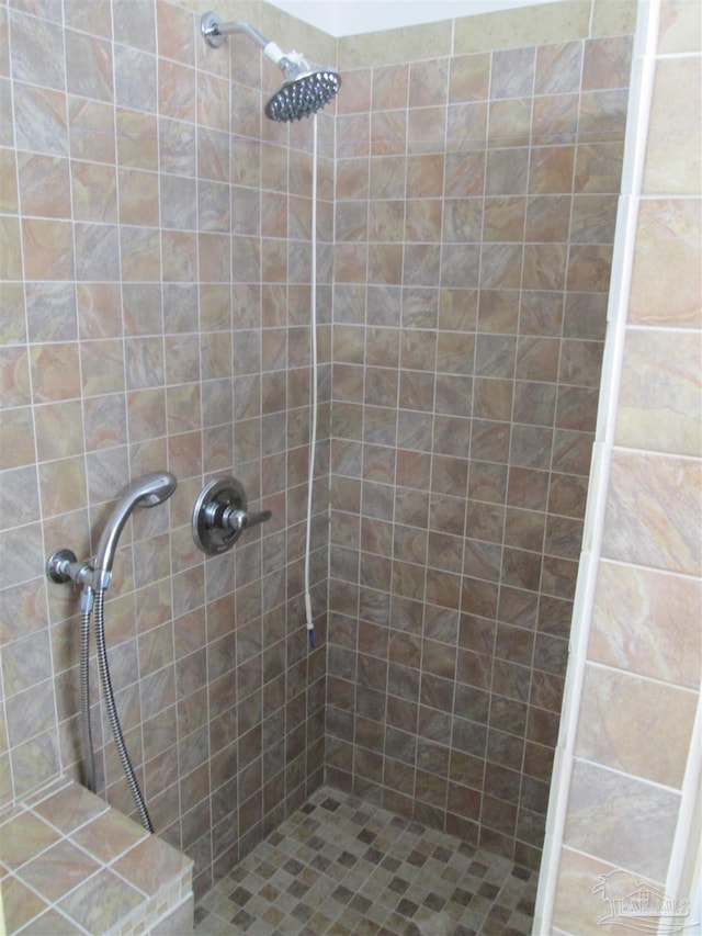 bathroom featuring a tile shower