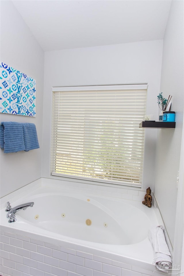 bathroom featuring tiled tub