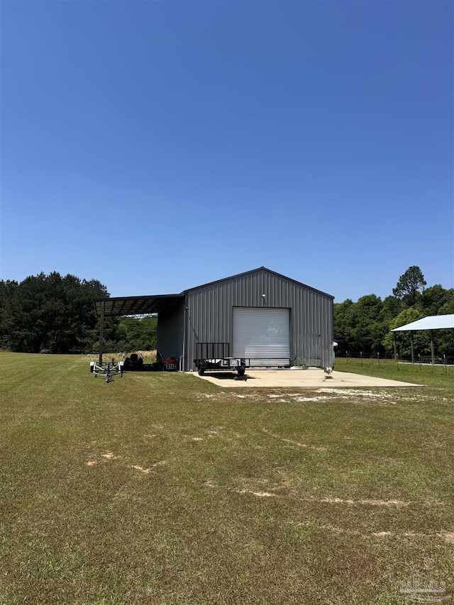 view of outdoor structure with an outdoor structure and driveway