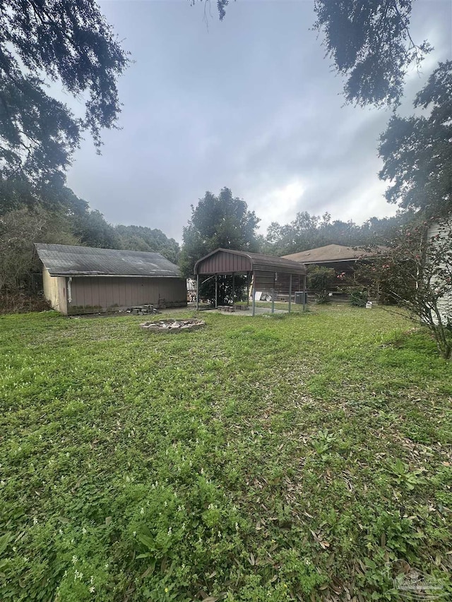 view of yard with an outbuilding and a carport