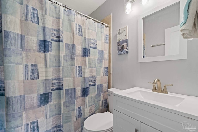 bathroom with toilet, a shower with curtain, and vanity