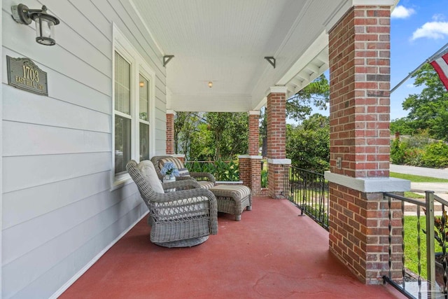 1703 E Avery St, Pensacola, FL 32503 - view of covered porch