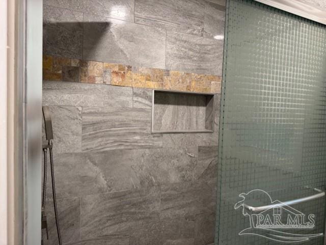 room details featuring a tile shower