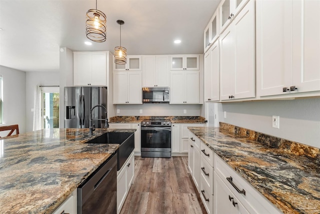 277 Seamarge Ln, Pensacola, FL 32507 - kitchen featuring stainless steel appliances, a sink, wood finished floors, hanging light fixtures, and recessed lighting