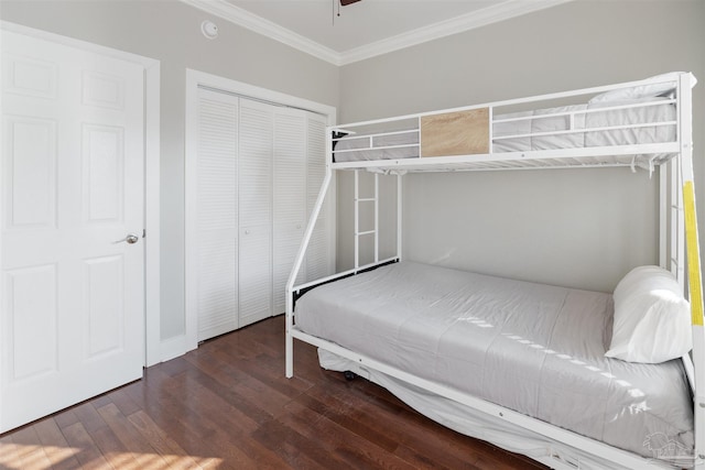 bedroom with ceiling fan, ornamental molding, dark hardwood / wood-style flooring, and a closet