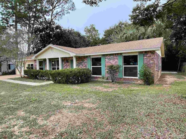 single story home featuring a front lawn