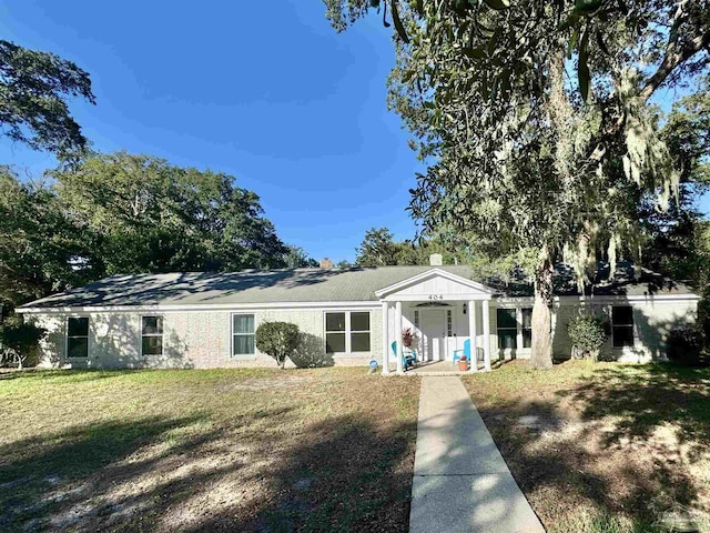 view of front of home featuring a front lawn