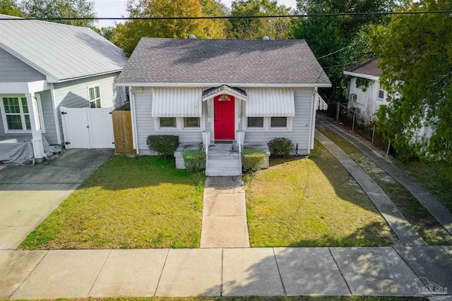 view of front of home featuring a front yard