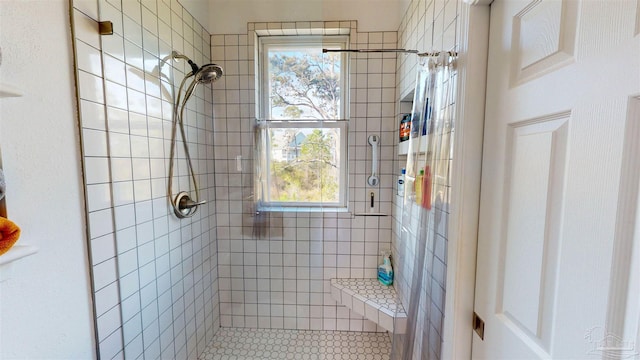 bathroom featuring a tile shower