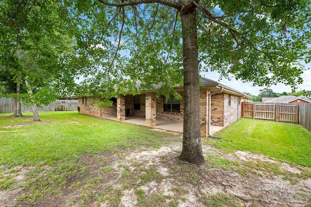 view of yard featuring a patio area