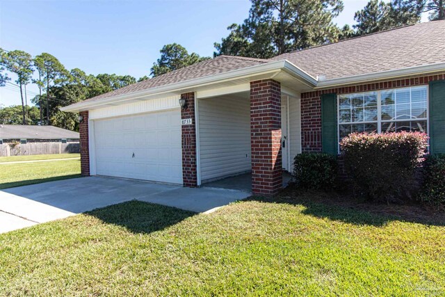 view of front of property featuring a front yard and a garage