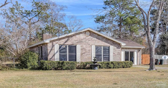 view of front facade featuring a front lawn