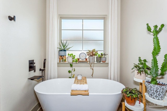 1058 Iron Forge Rd, Cantonment, FL 32533 - full bath featuring a soaking tub