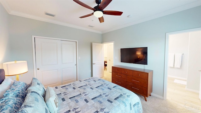 bedroom featuring ceiling fan, light hardwood / wood-style floors, a closet, and ornamental molding