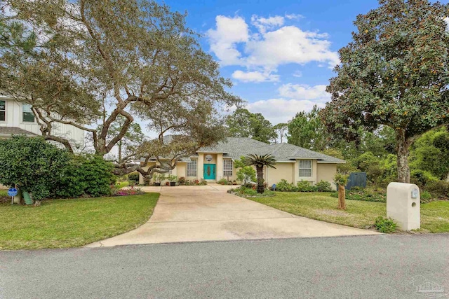 single story home with a front lawn